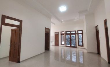Rumah Mewah Baru Gress Lingkungan Aman Nyaman di Sumber Solo