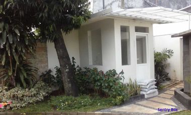 DISEWAKAN RUMAH CANTIK (Siap Huni)  POOL  JL KEMANG SELATAN RAYA  JAKA