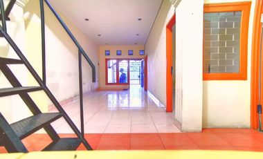 Disewakan rumah rapi bersih siap huni di komplek bebas banjir jakbar