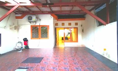 Disewakan rumah rapi bersih siap huni di komplek bebas banjir jakbar