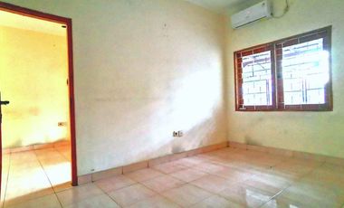 Disewakan rumah rapi bersih siap huni di komplek bebas banjir jakbar