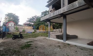 Dijual Toko Matrial Luas dan Strategis di Lokasi Padat Penduduk.
