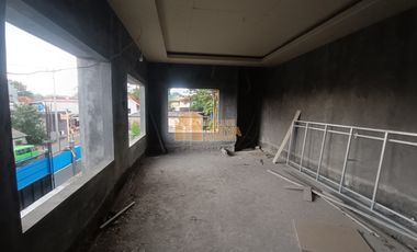 Dijual Toko Matrial Luas dan Strategis di Lokasi Padat Penduduk.