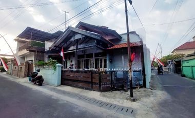 Rumah Hook Tengah Kota Solo Dekat Stasiun Balapan