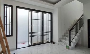 Rumah 3 Lantai Konsep Classic 10 Menit ke MRT Lebak Bulus dan PIM
