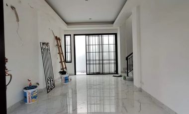 Rumah 3 Lantai Konsep Classic 10 Menit ke MRT Lebak Bulus dan PIM