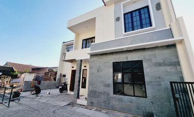 Rumah Baru Lingkungan Town House di Banjarsari Solo (DR)
