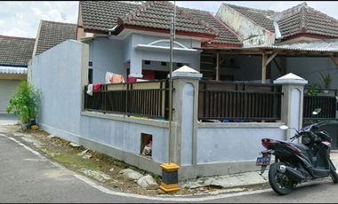 RUMAH SİAP HUNİ BELAKANG SMPN 11 MADİUN