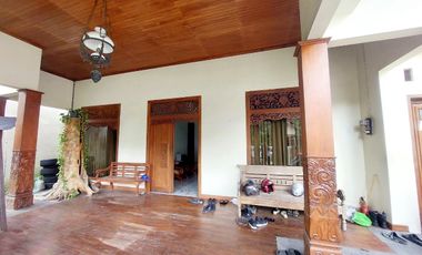 RUMAH MEWAH LUAS CLASIC Asri dan Nyaman Kerten Tengah Kota Solo