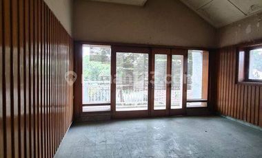 Rumah mewah dengan halaman luas,  di jebres solo