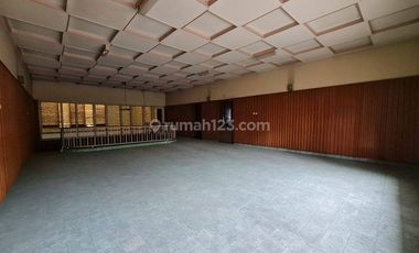 Rumah mewah dengan halaman luas,  di jebres solo