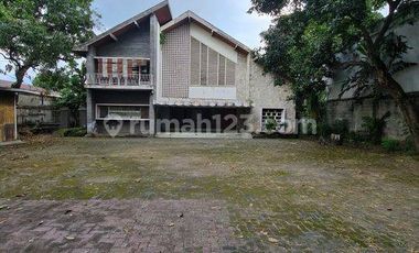 Rumah mewah dengan halaman luas,  di jebres solo