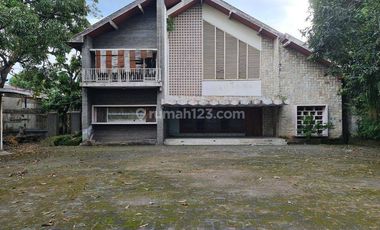 Rumah mewah dengan halaman luas,  di jebres solo