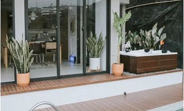 Dijual Villa dengan View Bukit di Dago Bandung