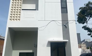 Rumah baru 2 lantai di tengah kota jakarta utara