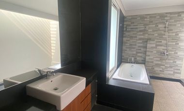 Disewakan Rumah Tinggal / Kantor Tipe 4 Kamar di Kuningan Jakarta