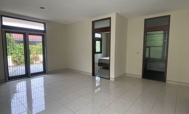 Disewakan Rumah Tipe 4 Kamar Tidur di Kuningan Jakarta Selatan