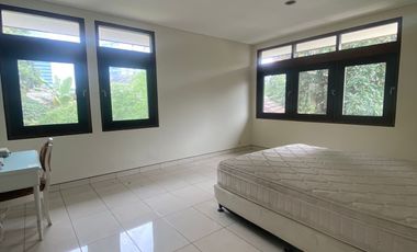 Disewakan Rumah Tipe 4 Kamar Tidur di Kuningan Jakarta Selatan