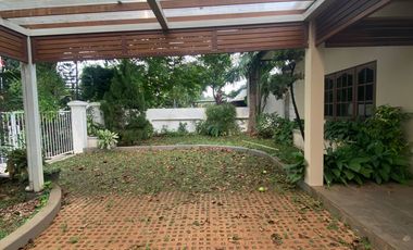 Disewakan Rumah Tipe 4+1 Kamar Tidur di Kuningan Jakarta Selatan