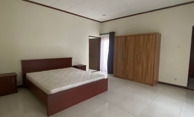 Disewakan Rumah Tipe 4+1 Kamar Tidur di Kuningan Jakarta Selatan