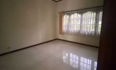 Disewakan Rumah Tipe 4+1 Kamar Tidur di Kuningan Jakarta Selatan