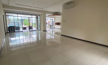 Disewakan Rumah Tipe 4+1 Kamar Tidur di Kuningan Jakarta Selatan
