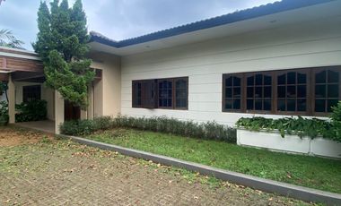 Disewakan Rumah Tipe 4+1 Kamar Tidur di Kuningan Jakarta Selatan