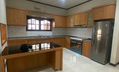 Disewakan Rumah Tipe 4+1 Kamar Tidur di Kuningan Jakarta Selatan