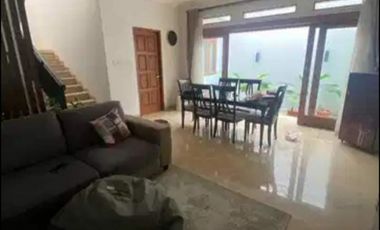 disewakan rumah bagus furnished di utan kayu matraman 2 lantai