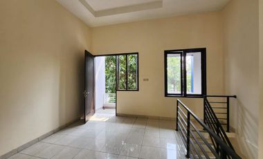 Dijual Murah  BU rumah 2 Lantai baru renovasi. Siap tinggal