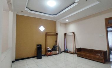 RUMAH MEWAH PLUS RUANG USAHA jalan Raya Malangjiwan Colomadu