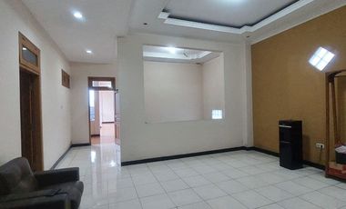 RUMAH MEWAH PLUS RUANG USAHA jalan Raya Malangjiwan Colomadu