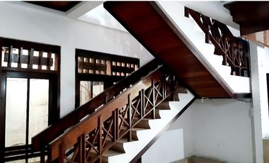 Rumah mewah dekat UNESA dan Perkantoran Ahmad Yani di ketintang baru