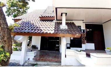 Rumah mewah dekat UNESA dan Perkantoran Ahmad Yani di ketintang baru