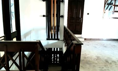 Rumah mewah dekat UNESA dan Perkantoran Ahmad Yani di ketintang baru