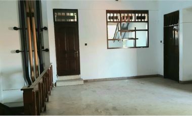 Rumah mewah dekat UNESA dan Perkantoran Ahmad Yani di ketintang baru