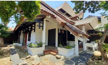 Rumah mewah dekat UNESA dan Perkantoran Ahmad Yani di ketintang baru