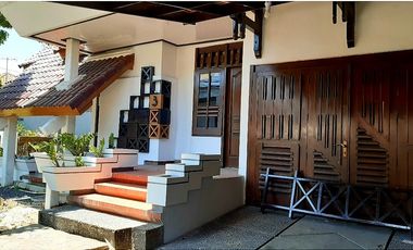 Rumah mewah dekat UNESA dan Perkantoran Ahmad Yani di ketintang baru