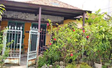 Jual rumah lama itung tanah cocok buat bangun gudang Kenjeran