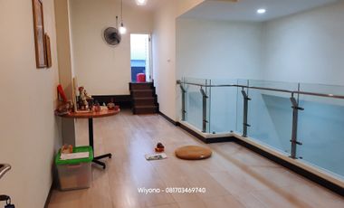 Rumah Dharmahusada Indah Mewah Dengan 4 Halaman Terbuka Semi Furnished