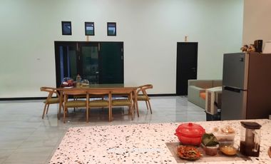 Rumah Dharmahusada Indah Mewah Dengan 4 Halaman Terbuka Semi Furnished