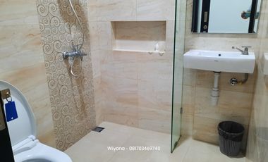 Rumah Dharmahusada Indah Mewah Dengan 4 Halaman Terbuka Semi Furnished