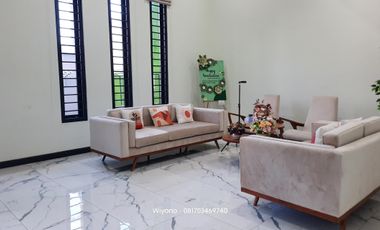 Rumah Dharmahusada Indah Mewah Dengan 4 Halaman Terbuka Semi Furnished