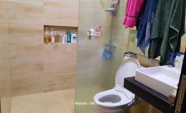 Rumah Dharmahusada Indah Mewah Dengan 4 Halaman Terbuka Semi Furnished