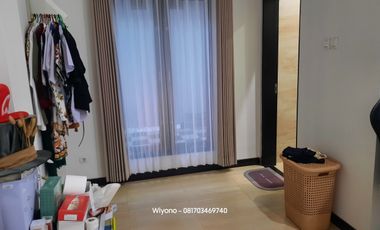 Rumah Dharmahusada Indah Mewah Dengan 4 Halaman Terbuka Semi Furnished