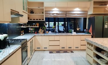 Rumah Dharmahusada Indah Mewah Dengan 4 Halaman Terbuka Semi Furnished