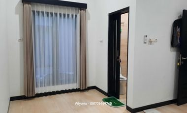 Rumah Dharmahusada Indah Mewah Dengan 4 Halaman Terbuka Semi Furnished