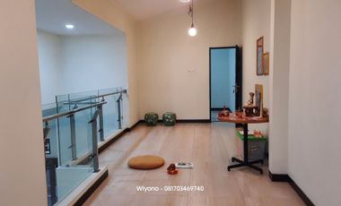 Rumah Dharmahusada Indah Mewah Dengan 4 Halaman Terbuka Semi Furnished