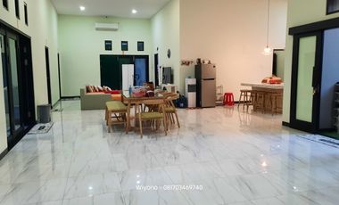 Rumah Dharmahusada Indah Mewah Dengan 4 Halaman Terbuka Semi Furnished