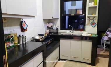 Rumah Dharmahusada Indah Mewah Dengan 4 Halaman Terbuka Semi Furnished